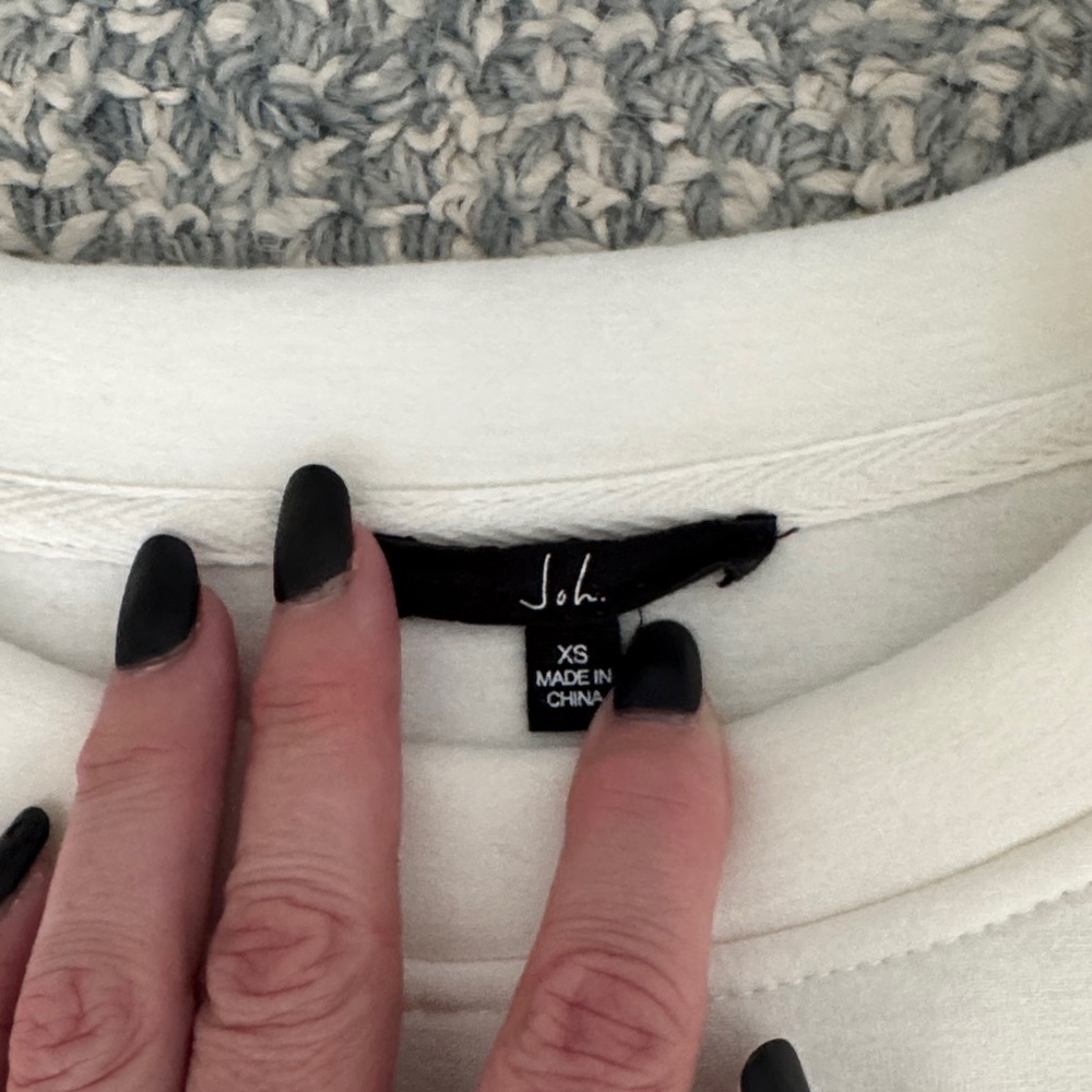 Chic Pearl-Embellished White Sweatshirt - Picture 8 of 9